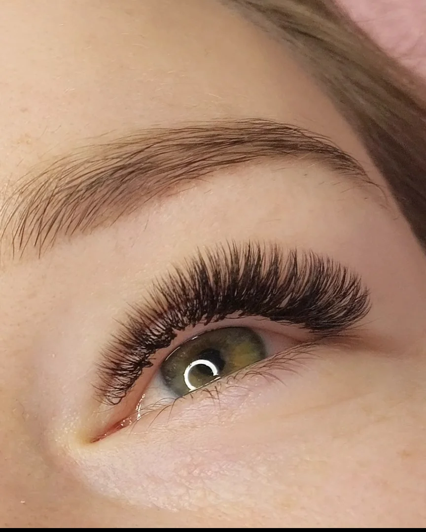 Nahaufnahme eines Auges mit dichter Wimpernverlängerung aus meinem Atelier