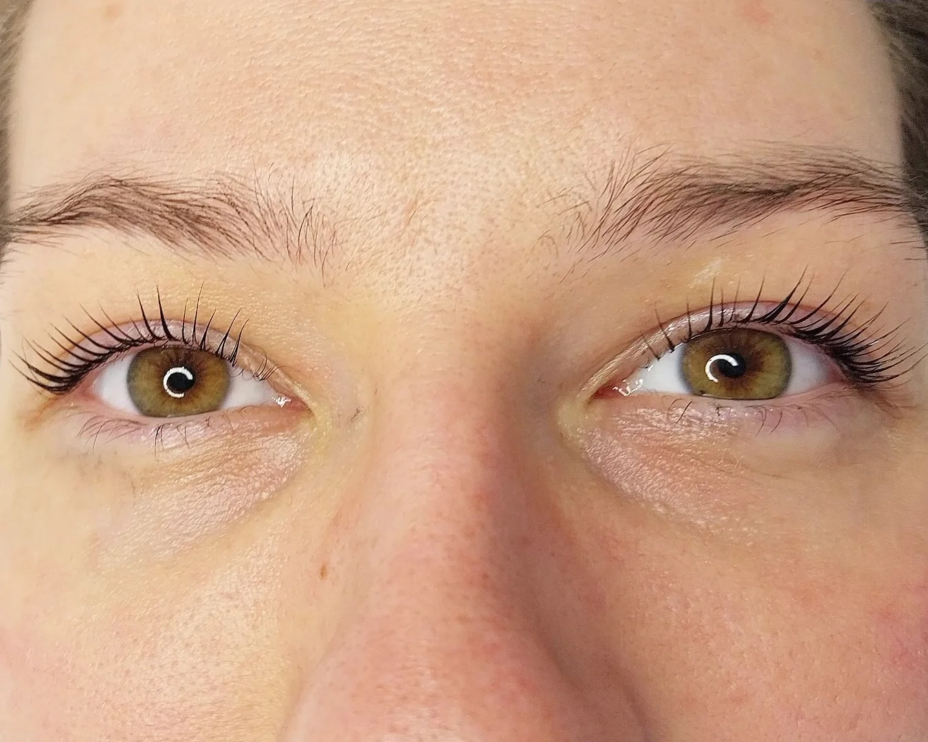 Beide Augen frontal nach einem Wimpernlifting, die eigenen Wimpern deutlich aufgerichtet