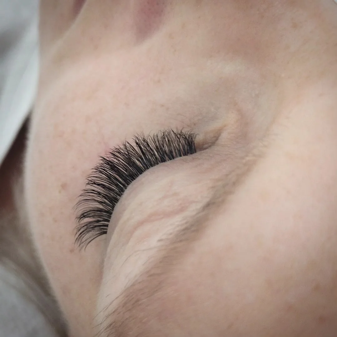 Geschlossenes Auge im Profil mit frisch gesetzter Wimpernverlängerung